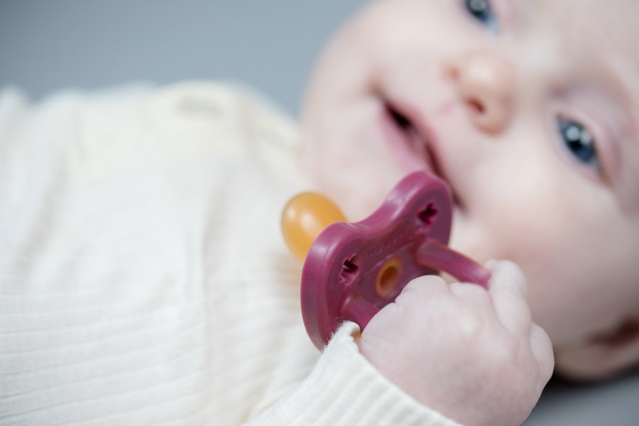 HEVEA ROUND PACIFIER 3 - 36 MONTHS (RUBY)